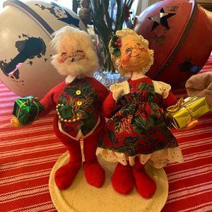 Annalee - 1996 7" Mr & Mrs Santa Exchanging Gifts